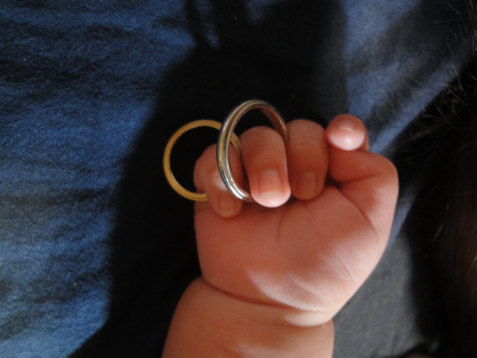 結婚指輪と赤ちゃんの手