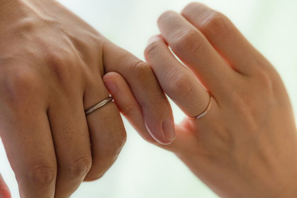 結婚指輪と手